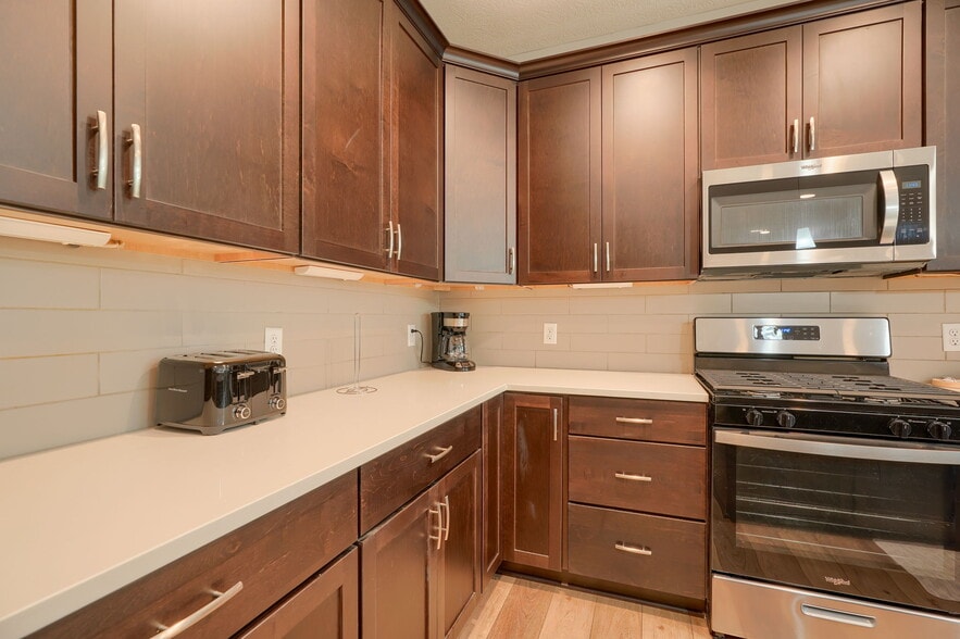 Building Photo - 275 Hyatts Rd