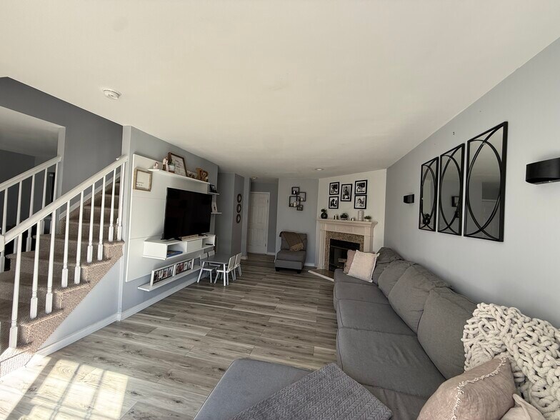 Building Photo - 334 Bowler Ct