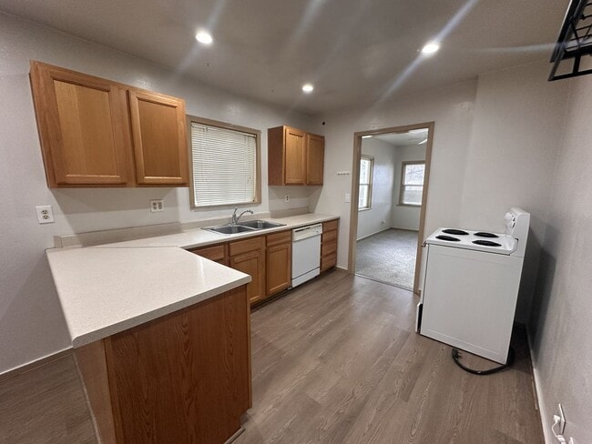 Building Photo - 2 Bedroom, 1 Bath Home on Corner Lot