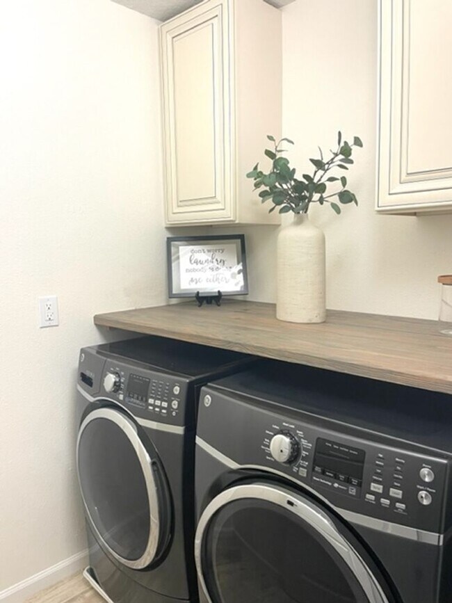 Building Photo - 3/2.5 ANNUAL/FURNISHED  TOWNHOUSE- GORGEOU...