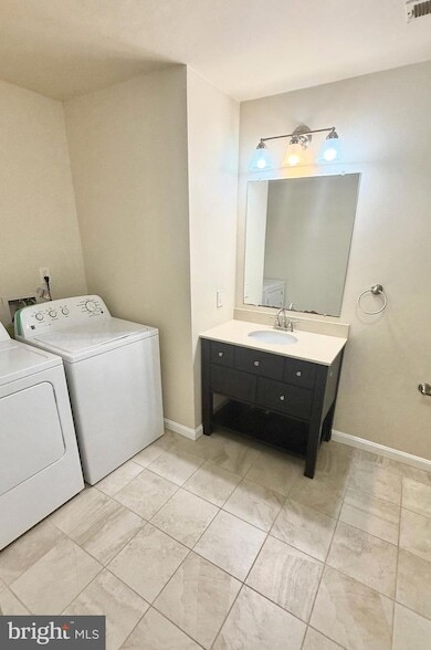 Building Photo - 5026 Dorchester Cir