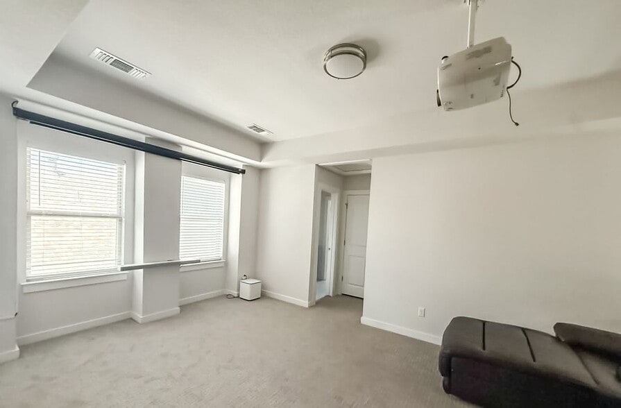 Building Photo - 112 Rosebush Dr
