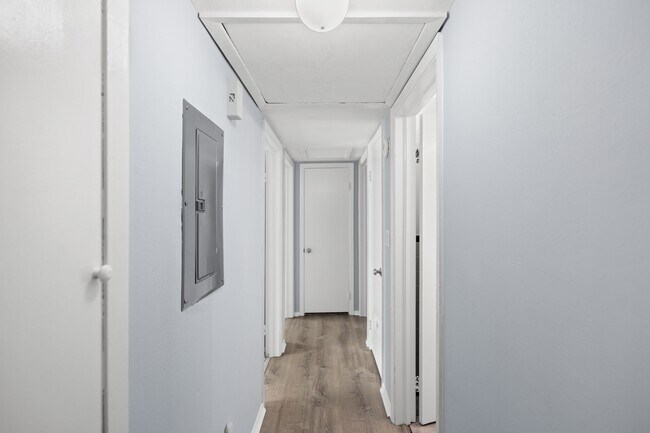 Building Photo - 354 Chicago Ave