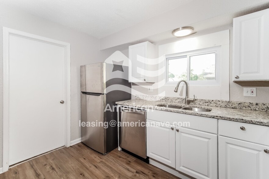 Building Photo - 724 W Royal St