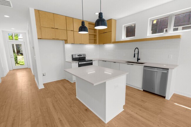 Building Photo - 3038 Edwin Cir