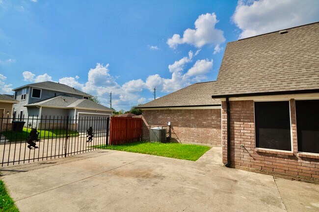 Building Photo - 16402 Gold Ridge Ln