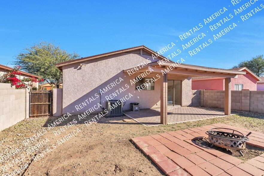 Building Photo - 6244 S Sarah Elizabeth Dr