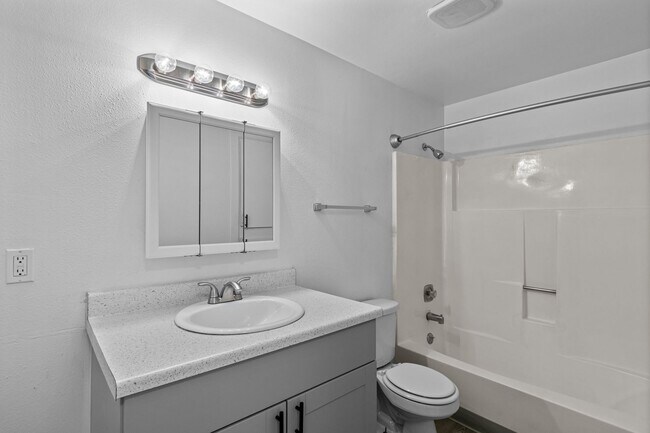 Building Photo - Coming soon! Spacious 2 bedroom 1 bathroom...