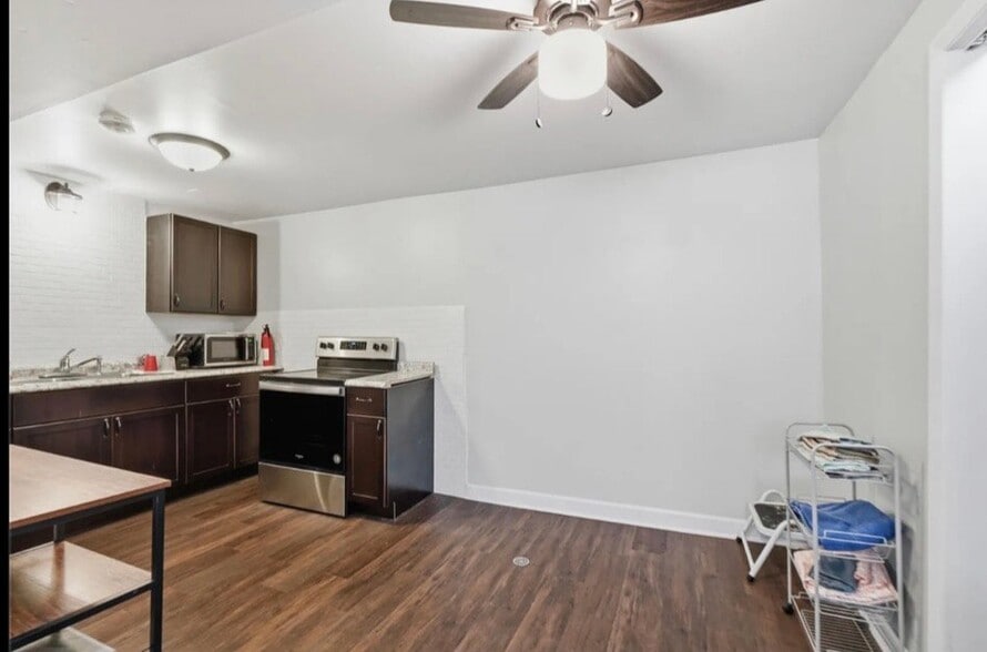 Building Photo - 10500 Lyman Ave