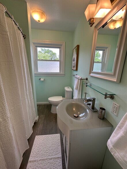 Building Photo - 918 W 4th St