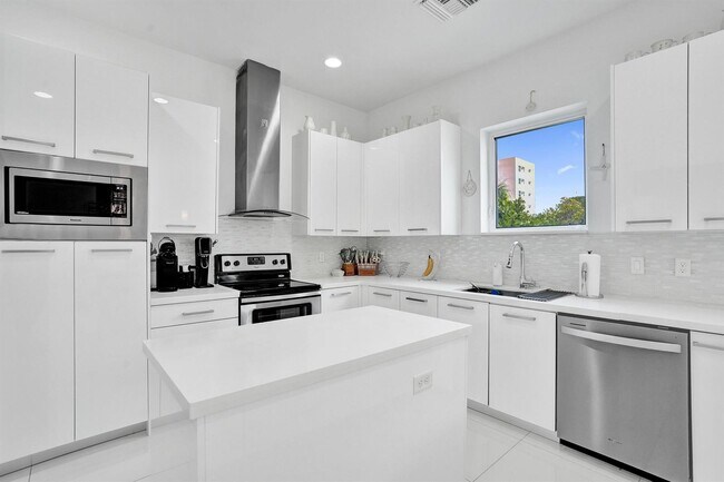 Building Photo - North Ocean Boulevard, Pompano Beach, FL 33062 - 4 BR 3.5 BA townhouse