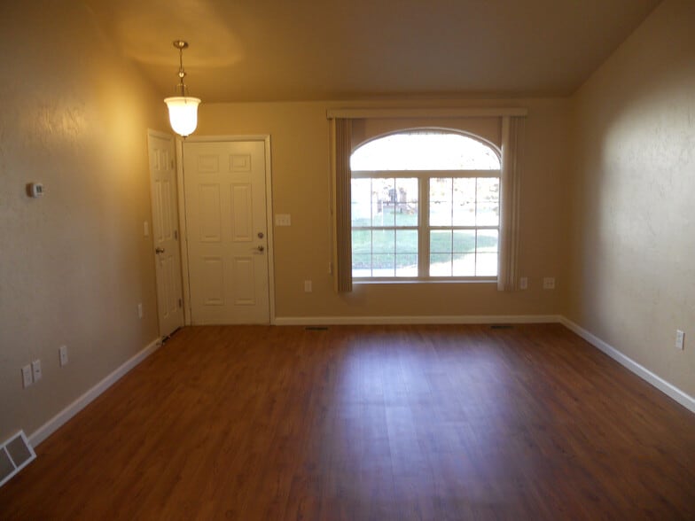 Building Photo - 301 S Maple Ave