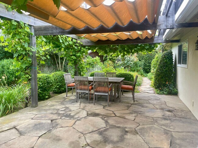 Building Photo - Carpinteria 3 Bedroom House - Available Au...