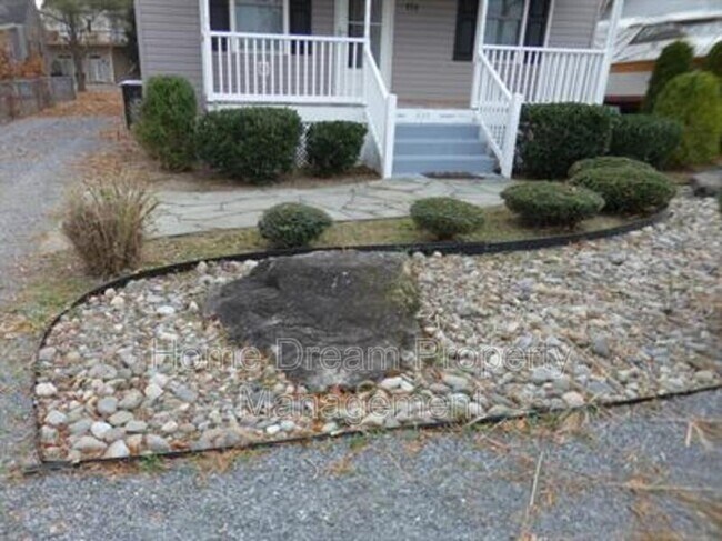 Building Photo - 930 Bryant Ave