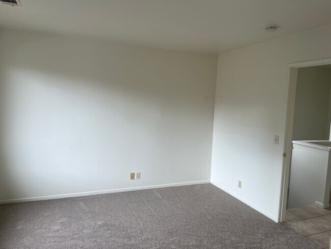 Building Photo - 1047 Golden Rd