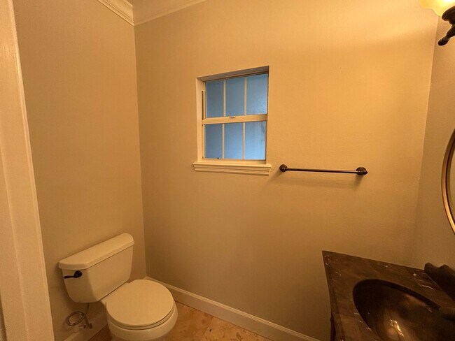 Building Photo - Spacious and Perfectly located 4/2 home in...