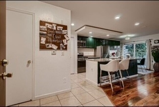 Building Photo - Spacious Townhome in Aurora