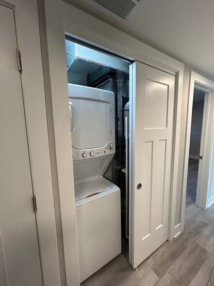 Building Photo - 1131 Oak Ave