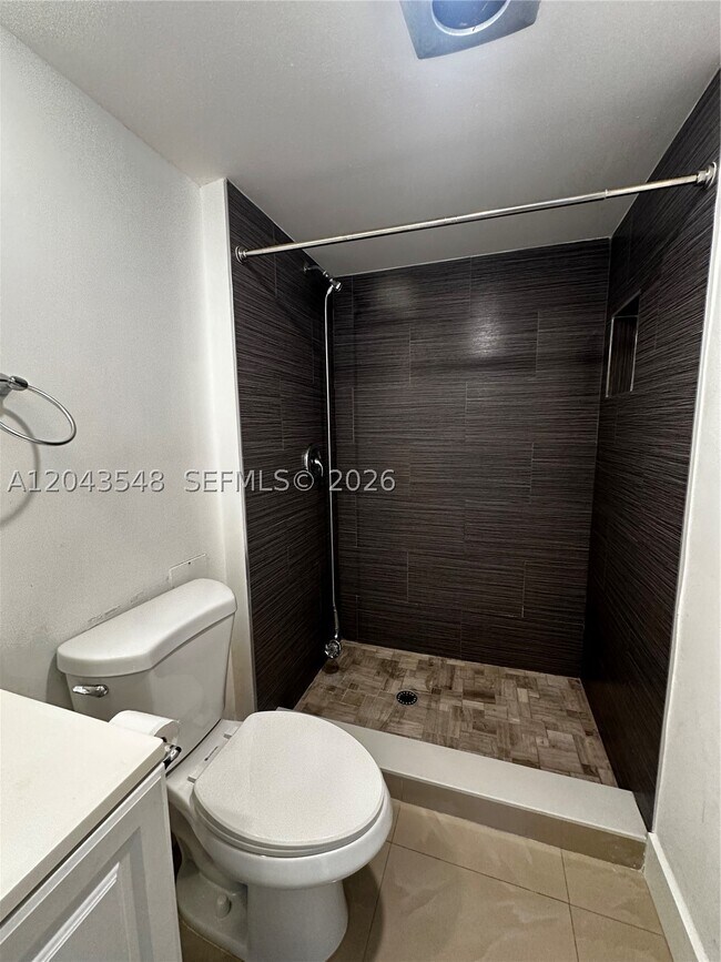 Building Photo - 3475 N Country Club Dr