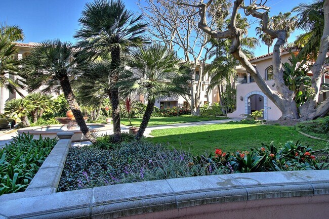 Building Photo - Lovely ground floor unit at the incredible El Escorial! Santa Barbara:)