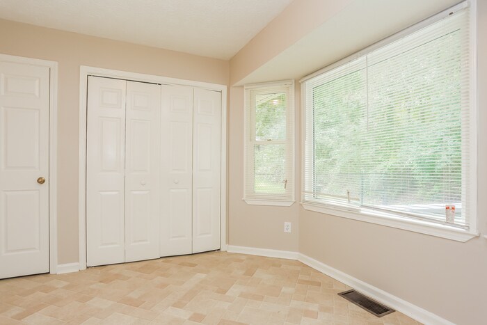 Building Photo - 525 Knollwood Dr