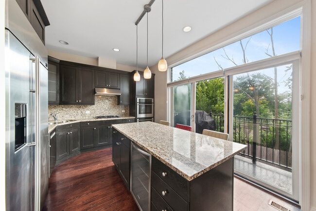 Building Photo - 2632 N Hartland Ct