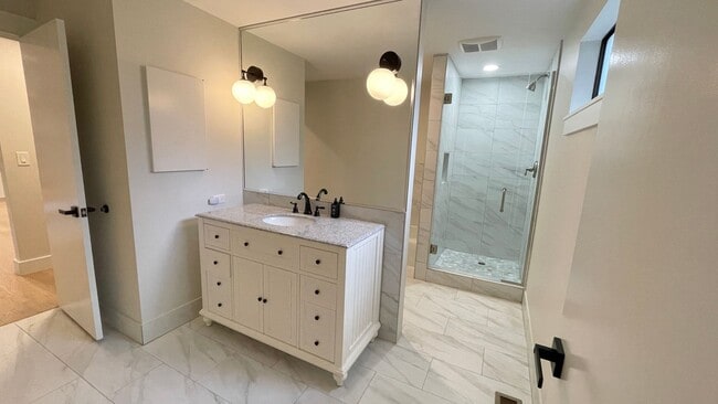 Building Photo - 3Bd/2.5Ba Mercer Island House