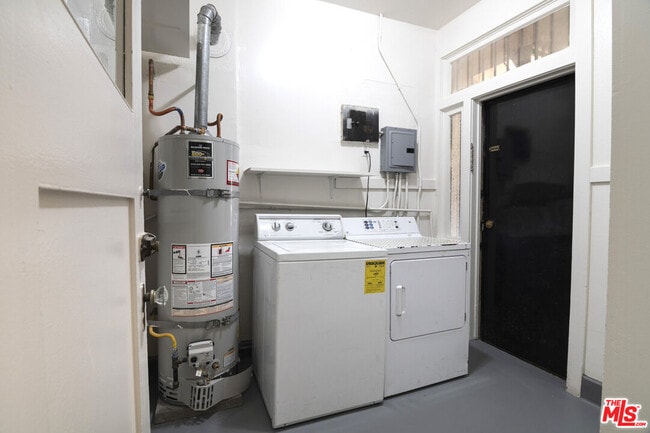 Building Photo - 126 N Sycamore Ave