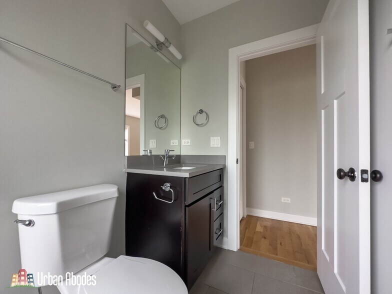 Building Photo - 2206 W Eastwood Ave