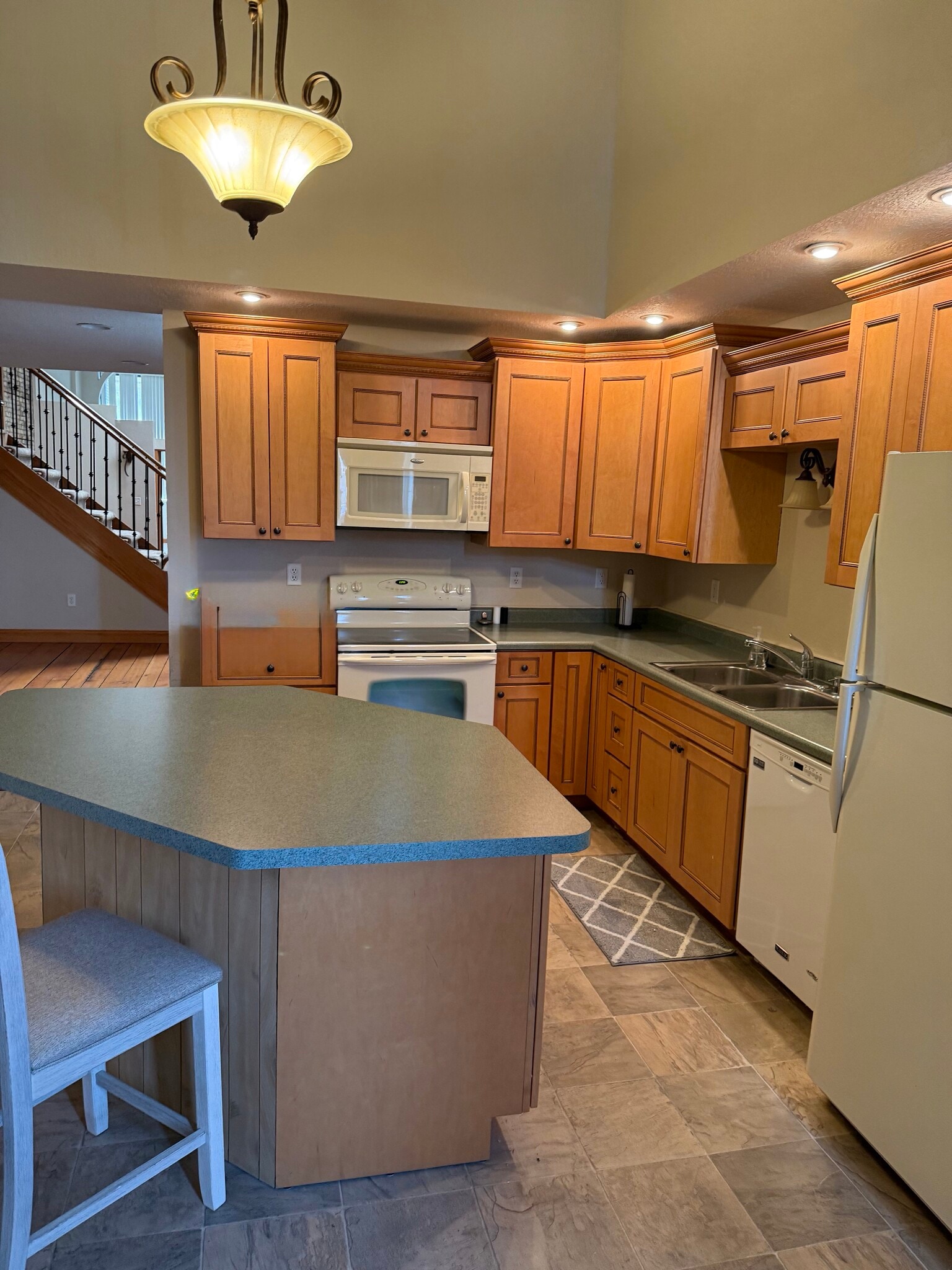 Building Photo - 419 E Grand Ave