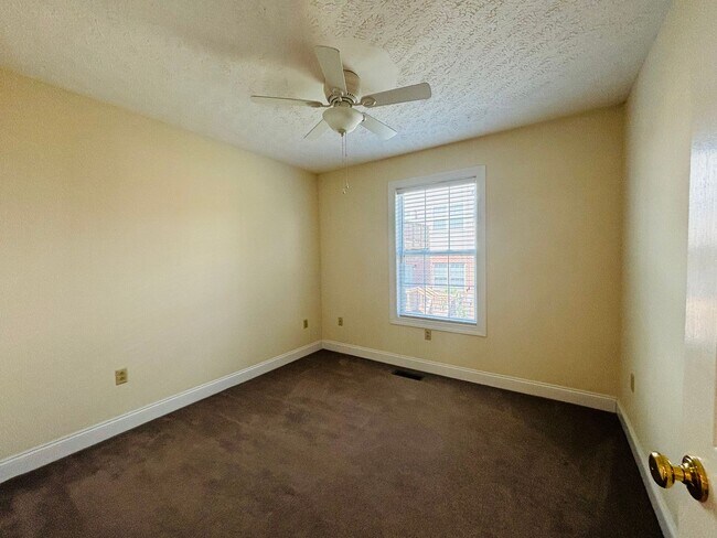 Building Photo - 3 Bedroom 2.5 Bath Townhouse