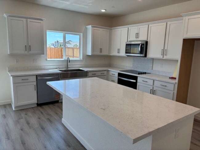 Building Photo - Newer DR Horton Smart Home with 5 Bedrooms and Bonus Loft