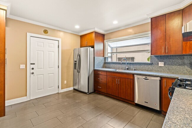 Building Photo - 3318 Maple Ave