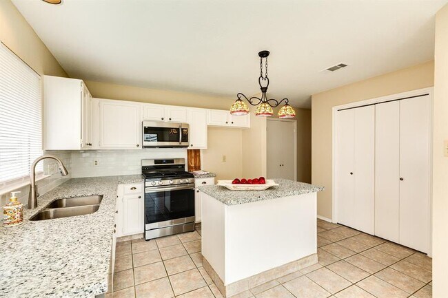 Building Photo - 10506 Green Valley Ln