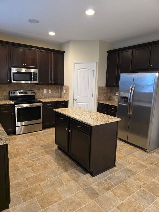 Building Photo - 2 Story 5 BR