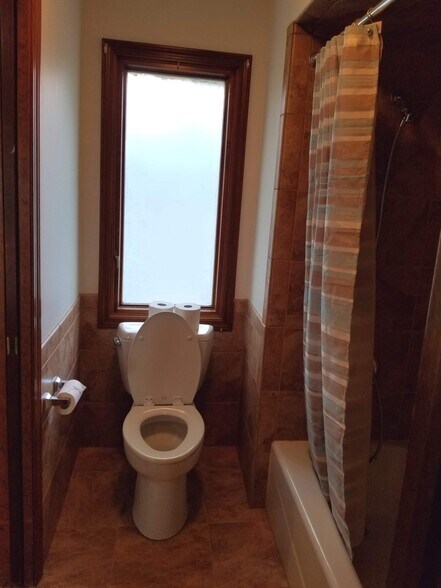 Master Bathroom - 3023 University Dr