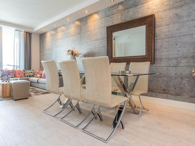 Building Photo - 1300 Brickell Bay Dr