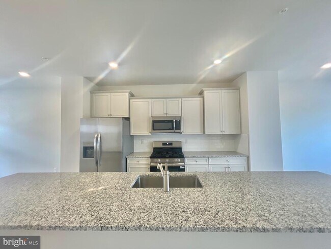 Building Photo - 2264 Marcy Dr