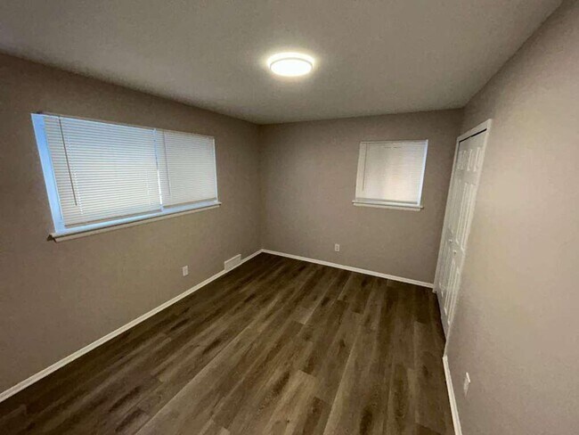 Building Photo - Colonial Ready For You