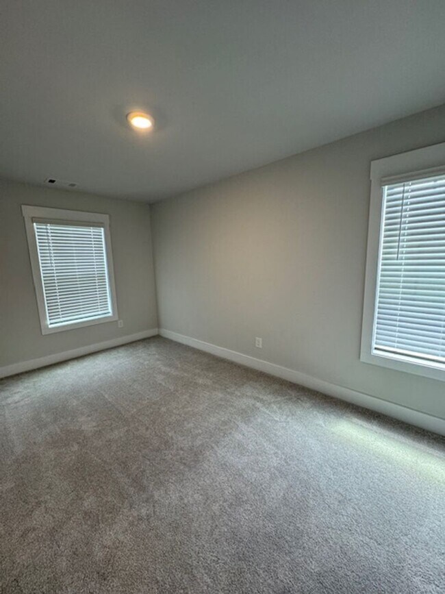 Building Photo - Gorgeous 3 Bedrooms-2.5 Baths - Prime Loca...