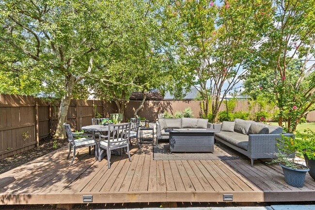 Building Photo - 8000 Treehouse Ln