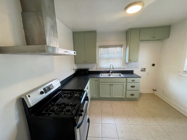 Building Photo - 2-BR Upstairs Unit with Garage in Heart of...