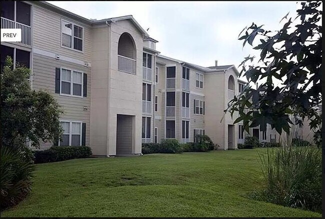 Building Photo - nice and quiet condo in desirable New Tamp...