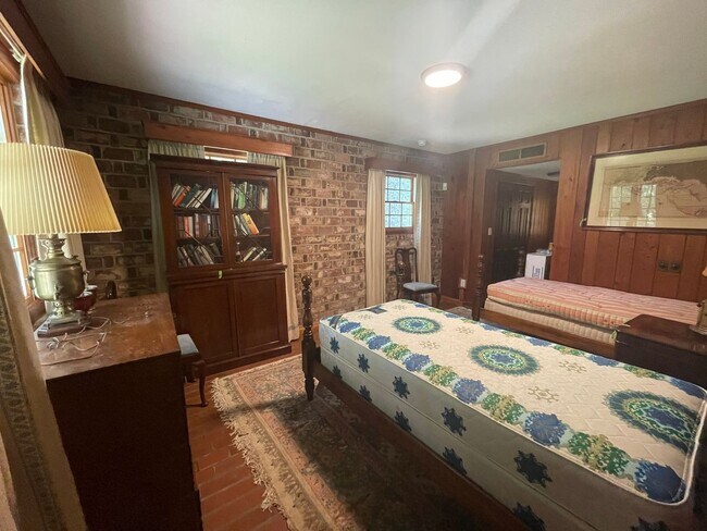 Building Photo - Stunning 3-Bedroom Home with Attached Private Suite – Fully Updated & Move-In Ready