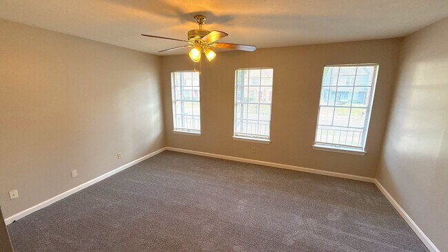 Building Photo - 835 Candace Dr