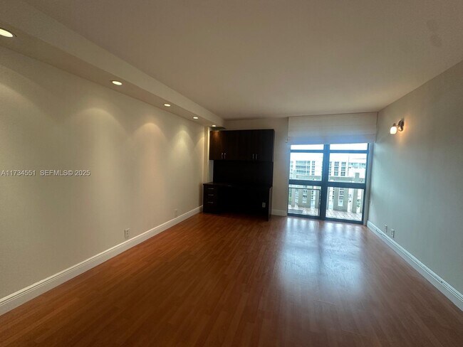 Building Photo - 1121 Crandon Blvd