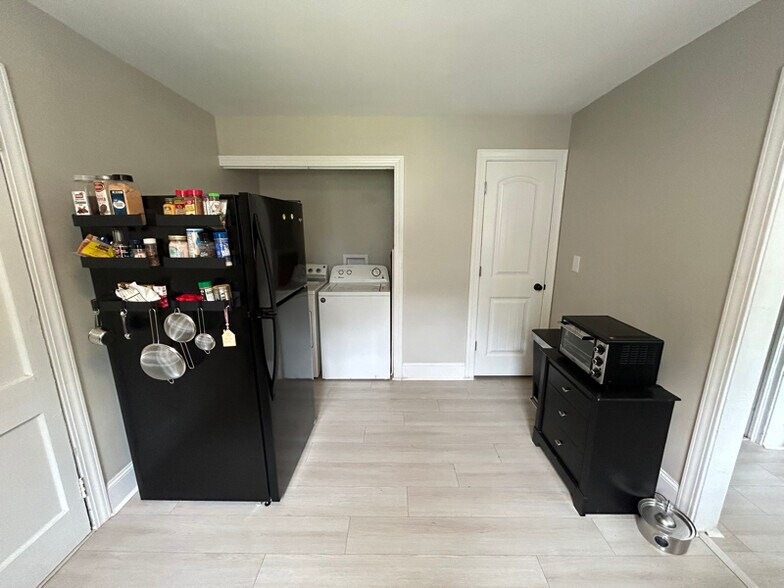 Building Photo - 1102 Rumar St