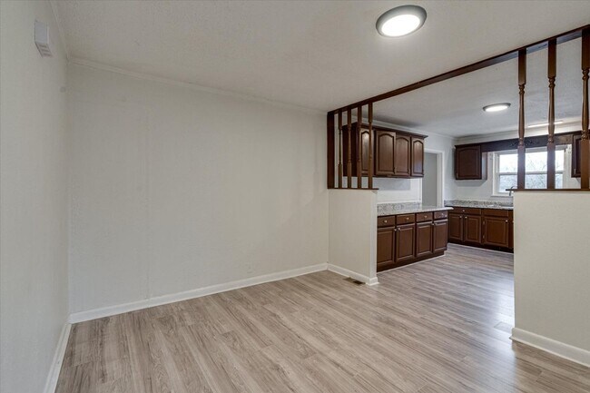 Building Photo - 2000 Milne St