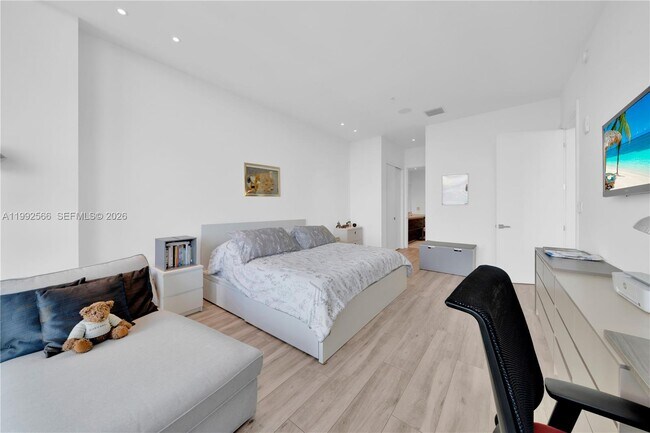 Building Photo - 3156 SW 27th Ave