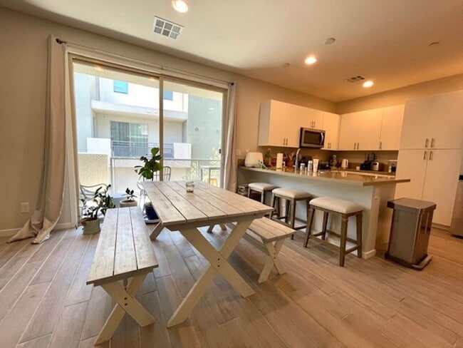 Building Photo - Beautiful Fully Furnished Condo in Affinit...